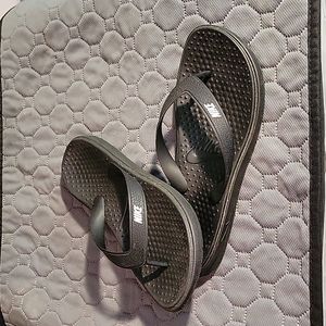 Nike flip flops Woman's size 6/Youth size 4